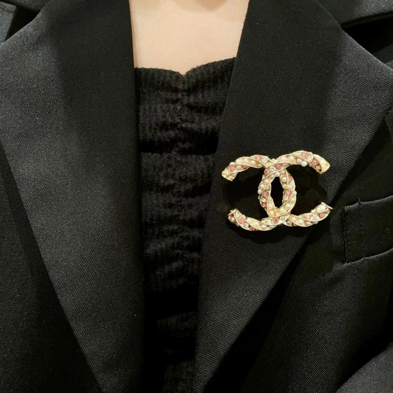 EyeCatching Chanel Brooches 228267