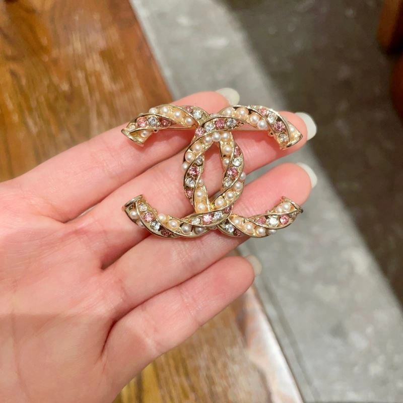 EyeCatching Chanel Brooches 228267