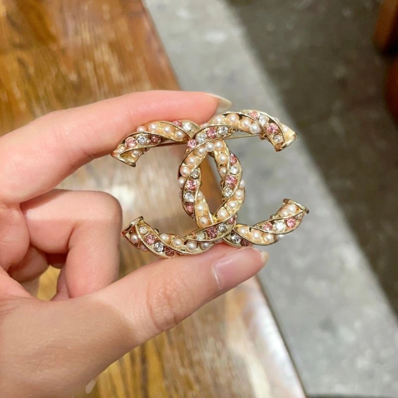 EyeCatching Chanel Brooches 228267