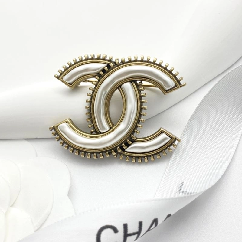 Refined Chanel Brooches 228220