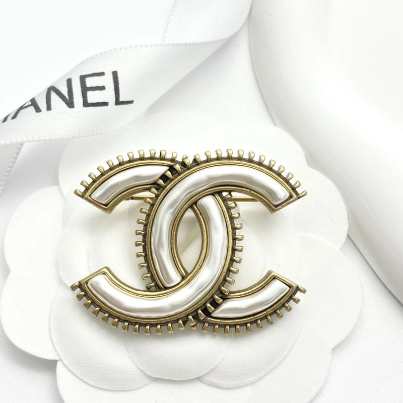 Refined Chanel Brooches 228220