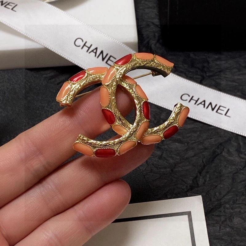 Minimalist Chanel Brooches 228252