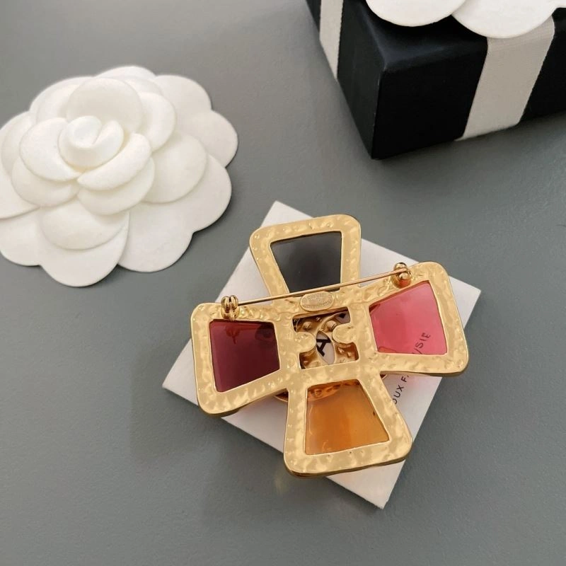 Resilient Chanel Brooches 228182