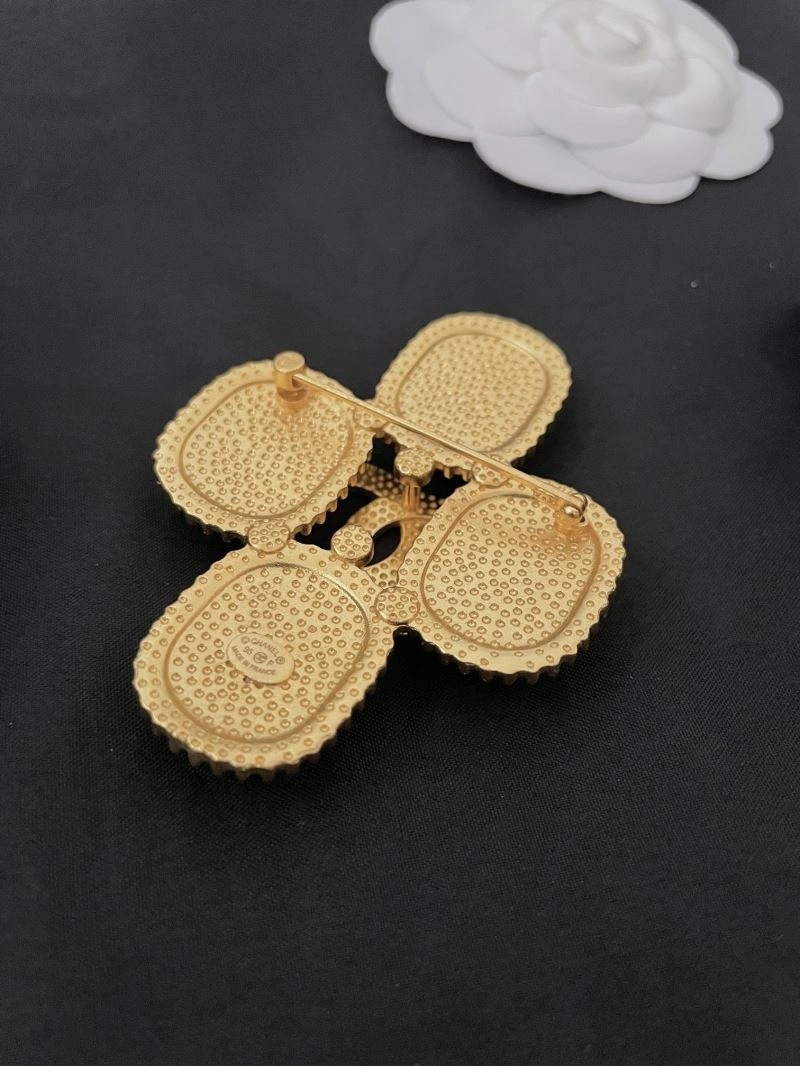Resilient Chanel Brooches 228182