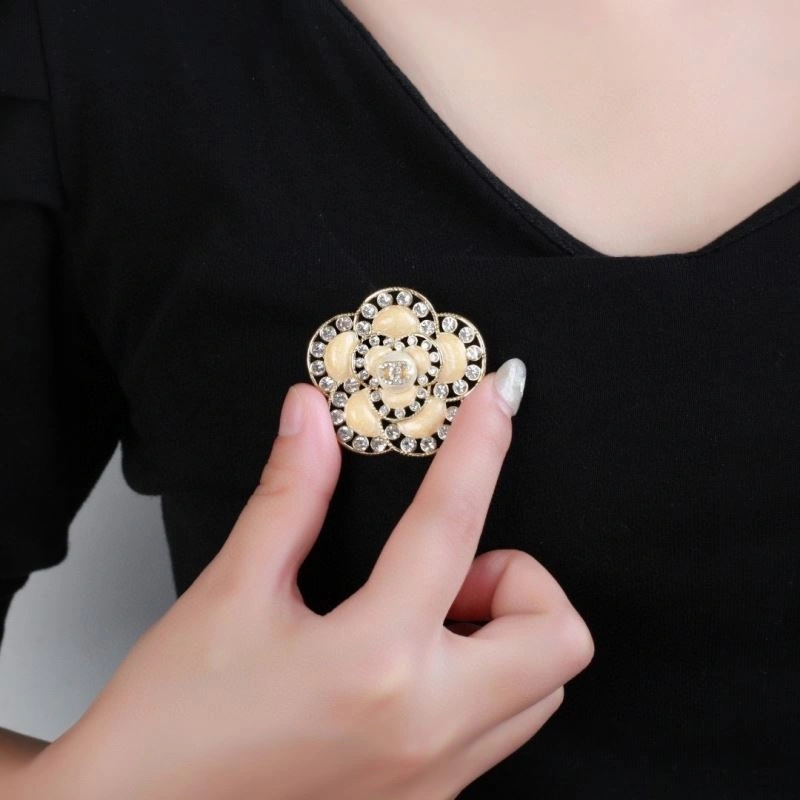 Unique Chanel Brooches 228214