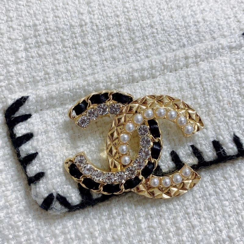 Resilient Chanel Brooches 228150