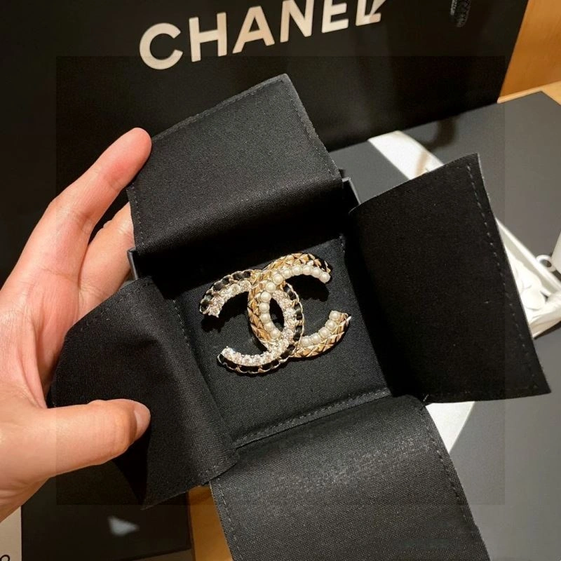Resilient Chanel Brooches 228150