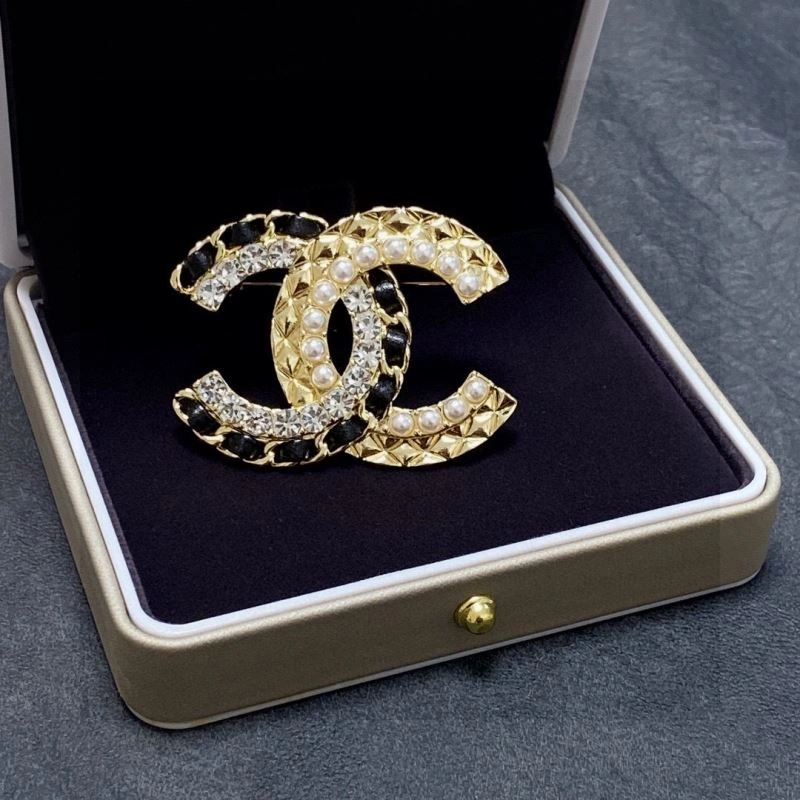 Resilient Chanel Brooches 228150