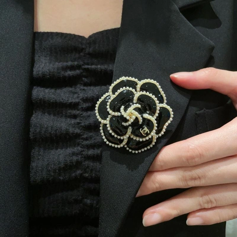 Supportive Chanel Brooches 228204
