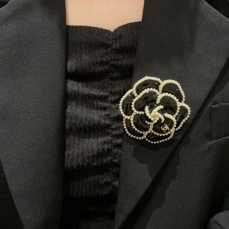 Supportive Chanel Brooches 228204