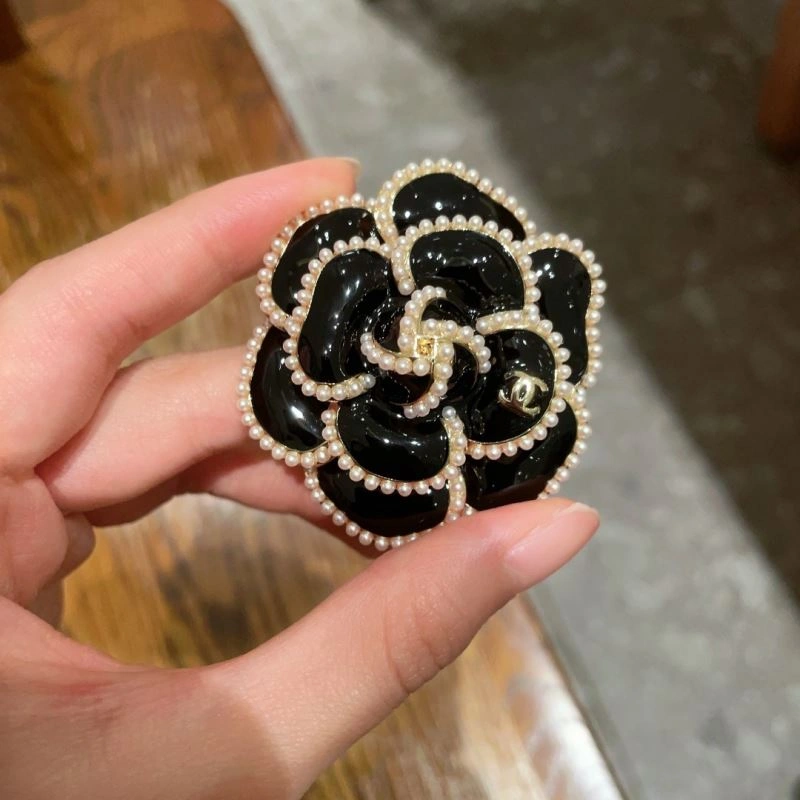 Supportive Chanel Brooches 228204