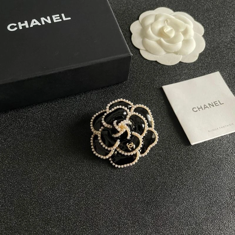 Supportive Chanel Brooches 228204