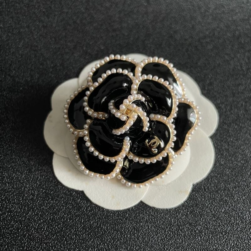 Supportive Chanel Brooches 228204
