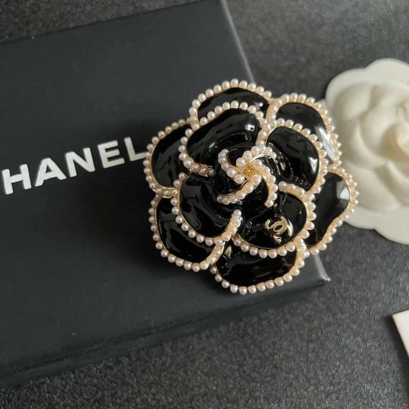 Supportive Chanel Brooches 228204