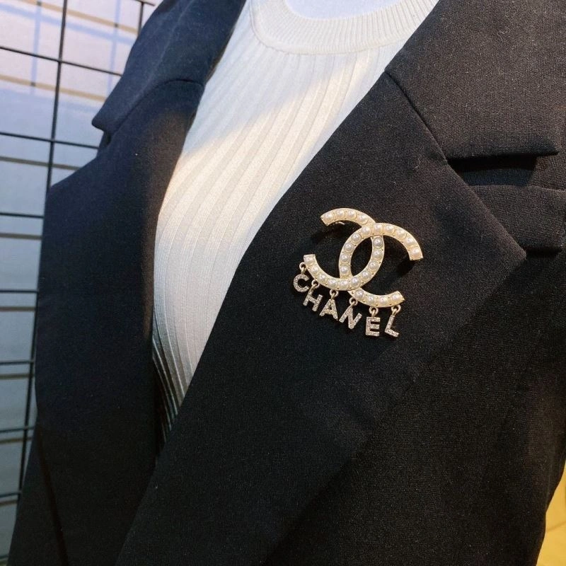 Refined Chanel Brooches 228162