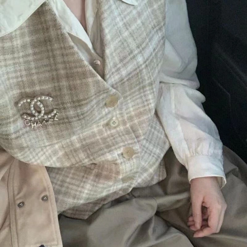 Refined Chanel Brooches 228162