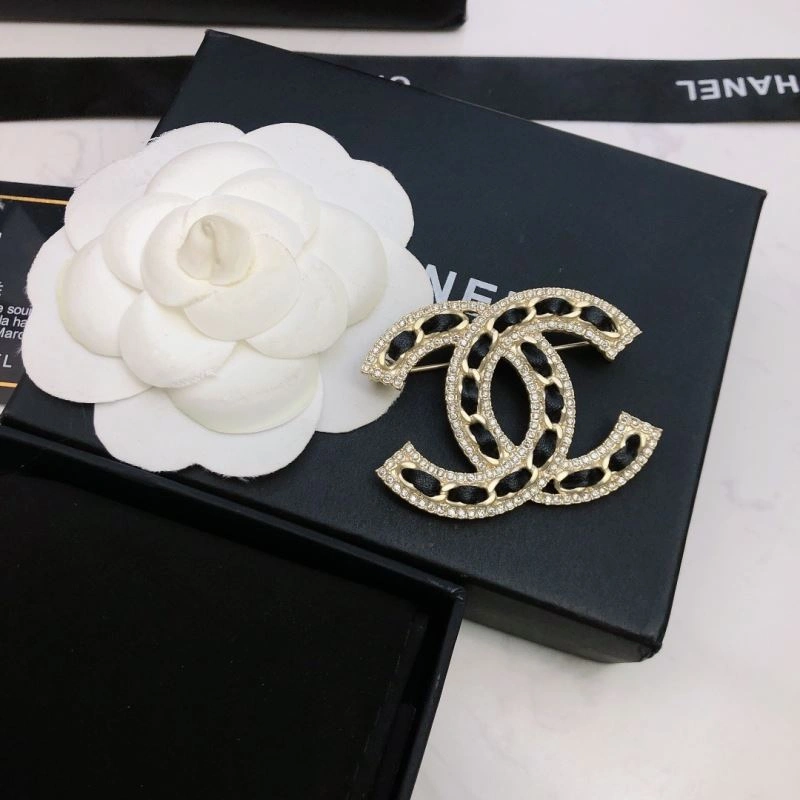 Snug Chanel Brooches 228117