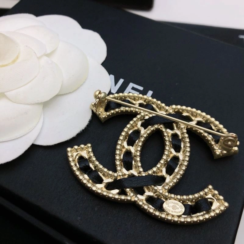 Snug Chanel Brooches 228117