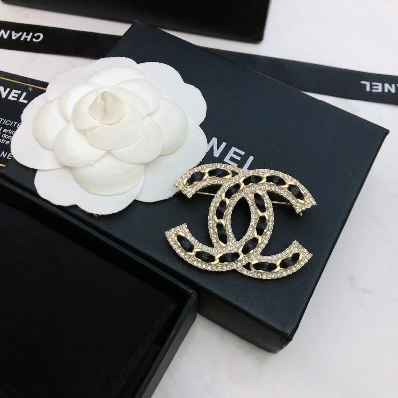 Snug Chanel Brooches 228117