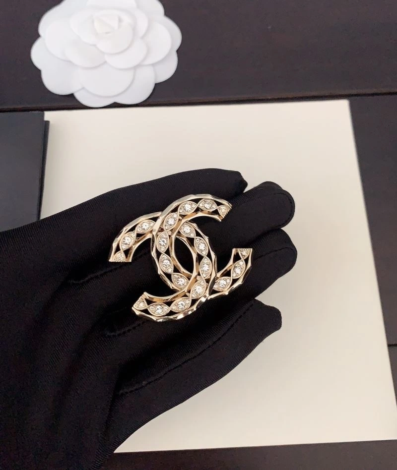 Refined Chanel Brooches 228167