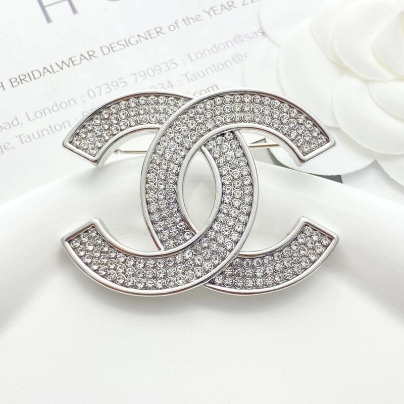 Minimalist Chanel Brooches 228301
