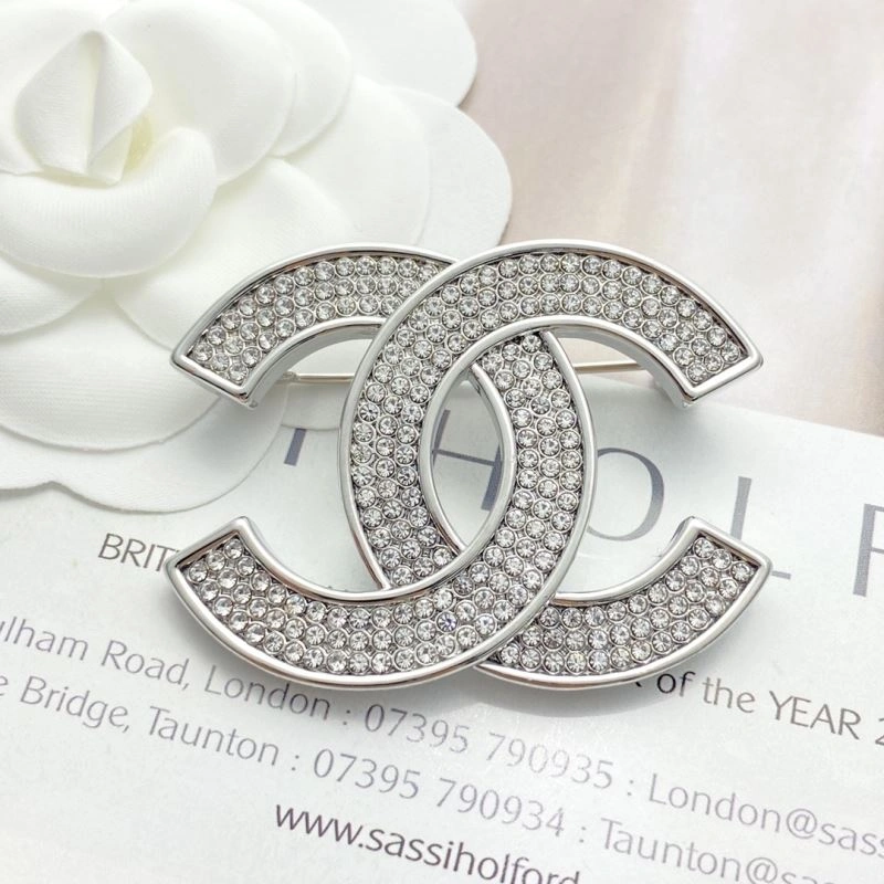 Minimalist Chanel Brooches 228301