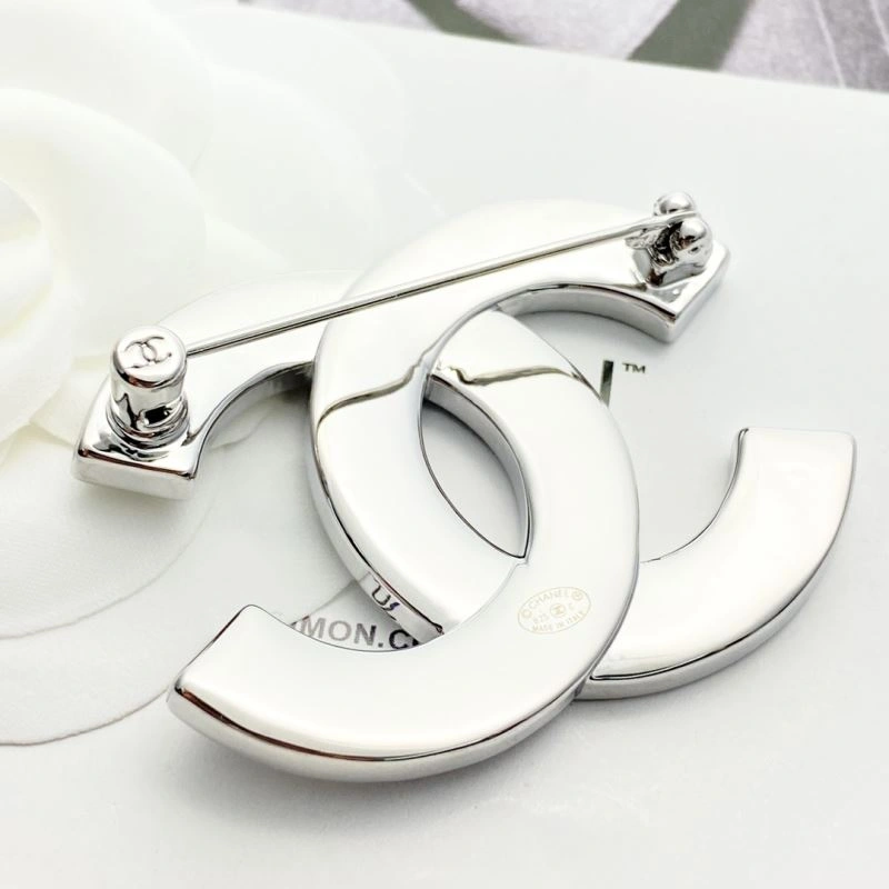 Minimalist Chanel Brooches 228301