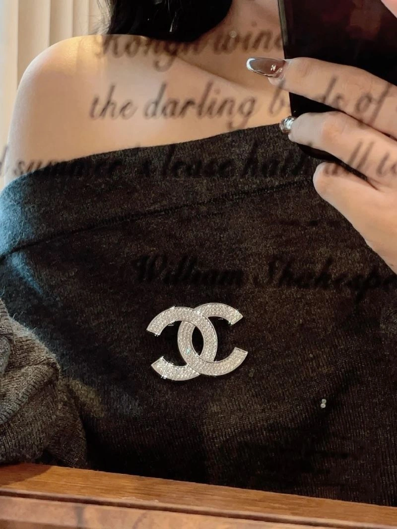 Minimalist Chanel Brooches 228301