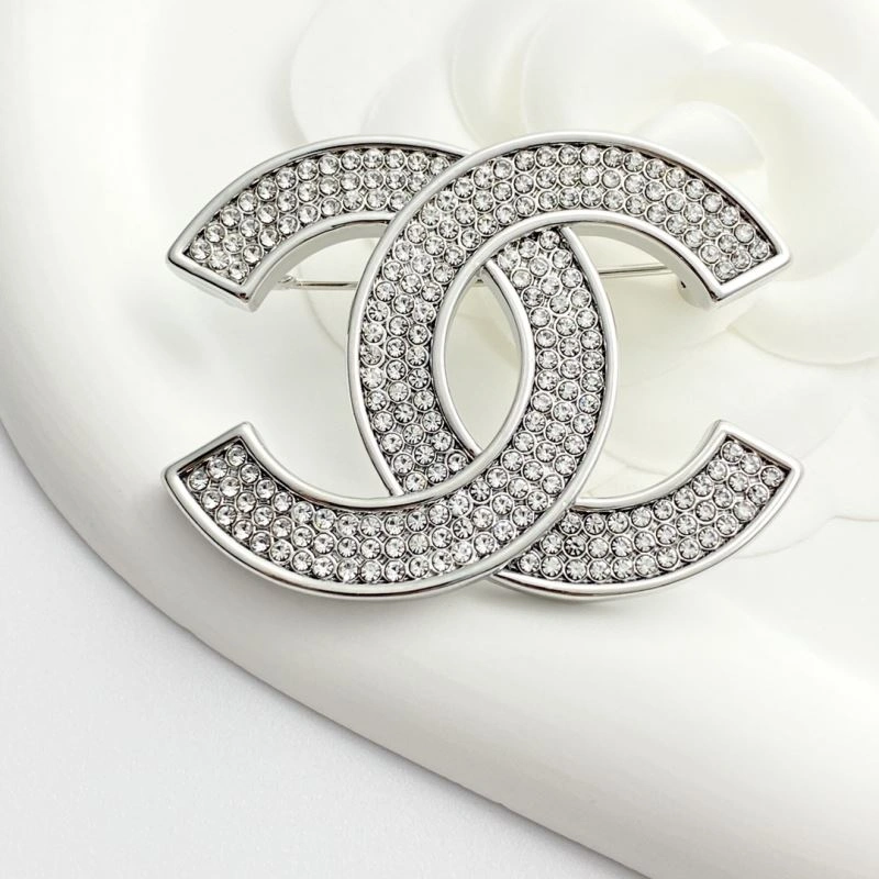 Minimalist Chanel Brooches 228301