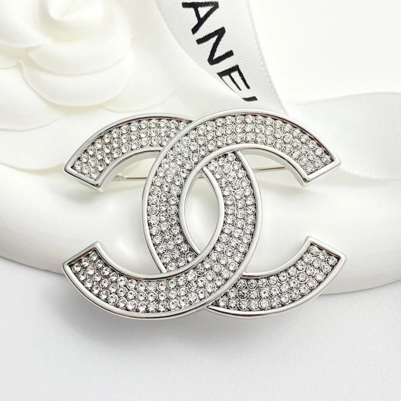 Minimalist Chanel Brooches 228301