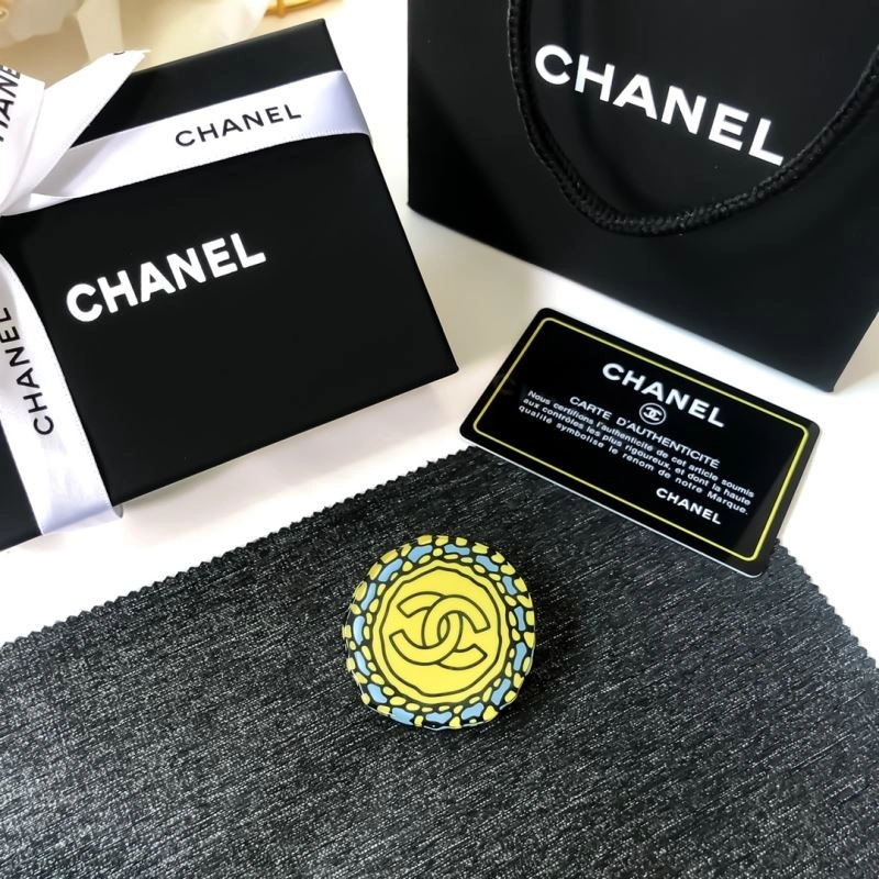 Supportive Chanel Brooches 228088