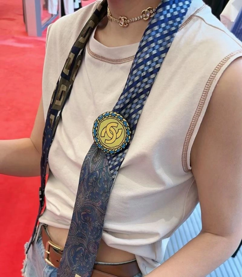 Supportive Chanel Brooches 228088