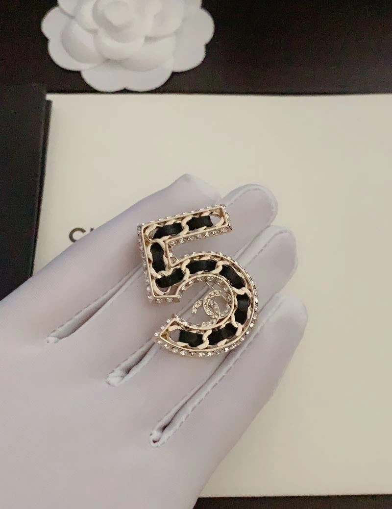 Comfortable Chanel Brooches 226400