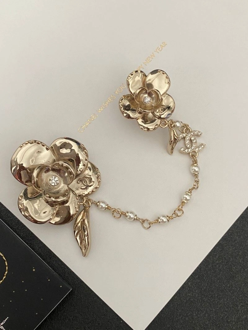 Refined Chanel Brooches 226414