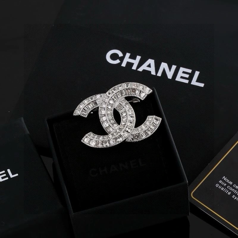 RelaxedFit Chanel Brooches 226375