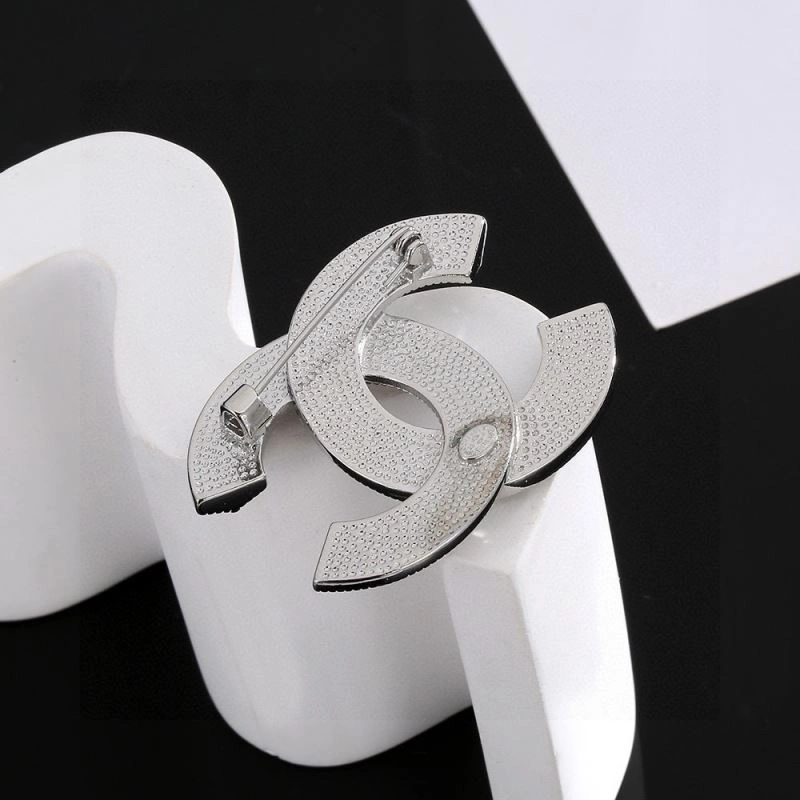 RelaxedFit Chanel Brooches 226375