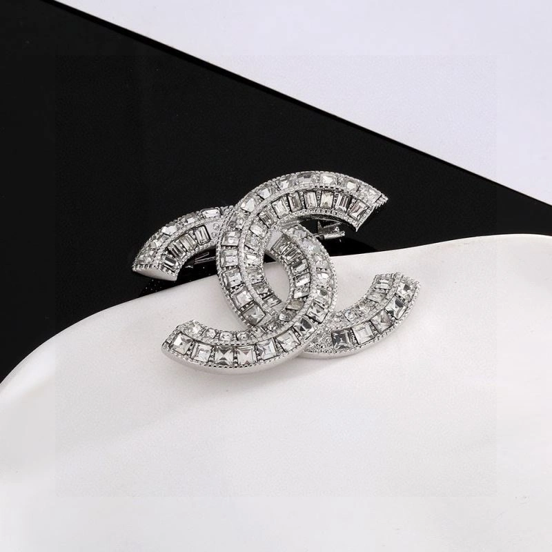 RelaxedFit Chanel Brooches 226375