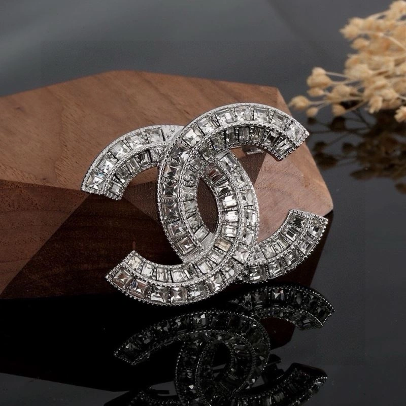 RelaxedFit Chanel Brooches 226375