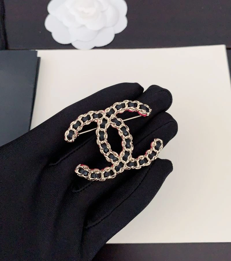 Compact Chanel Brooches 226373