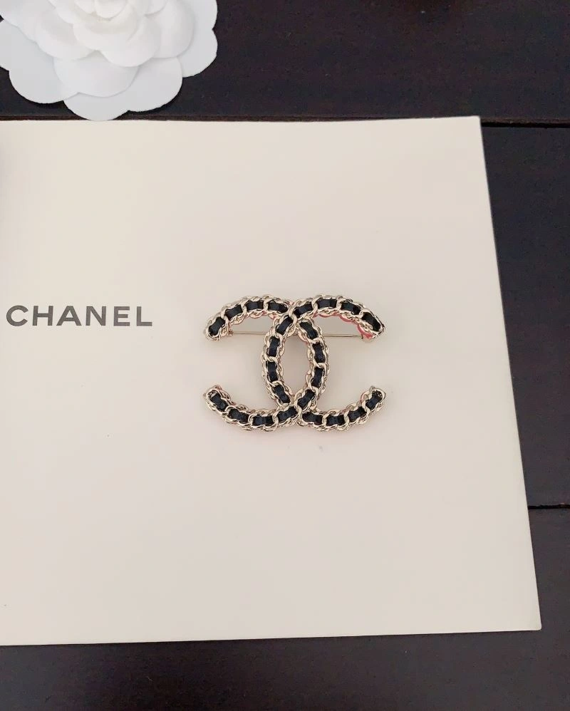 Compact Chanel Brooches 226373