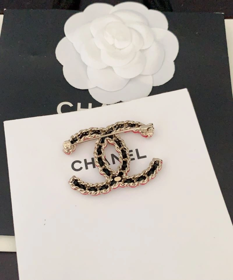 Compact Chanel Brooches 226373