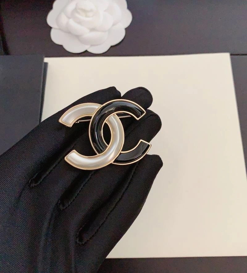 Refined Chanel Brooches 226360