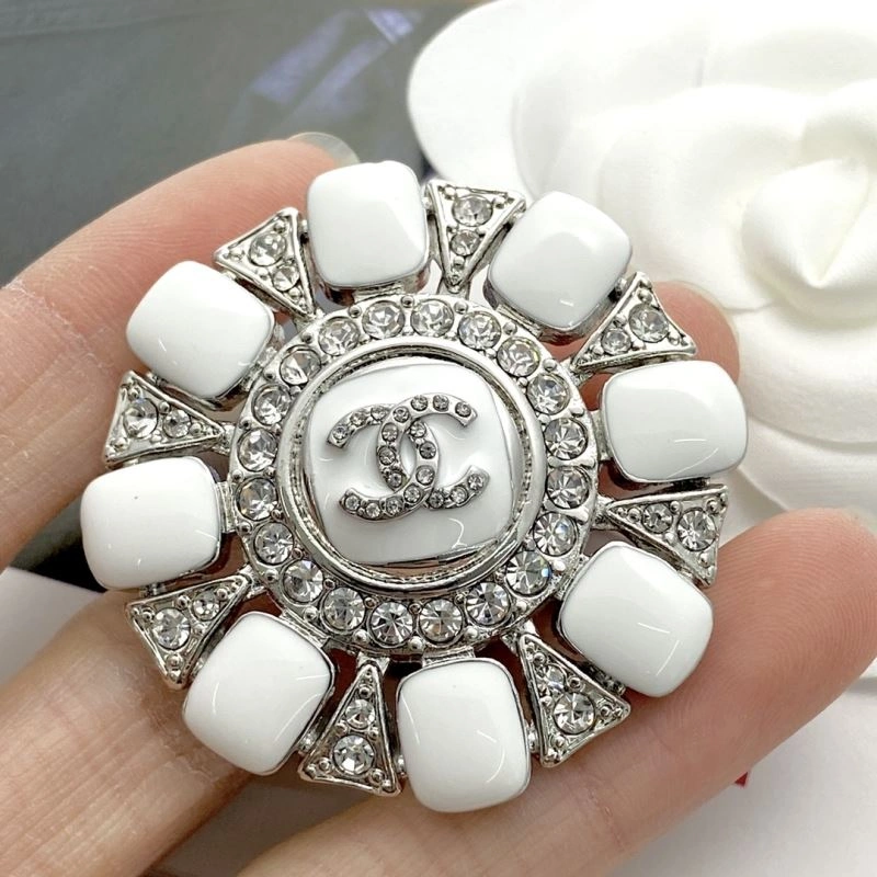 Versatile Chanel Brooches 226361