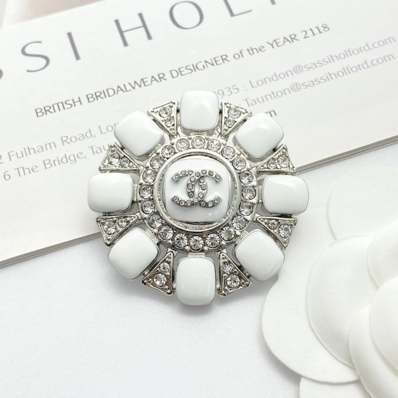 Versatile Chanel Brooches 226361