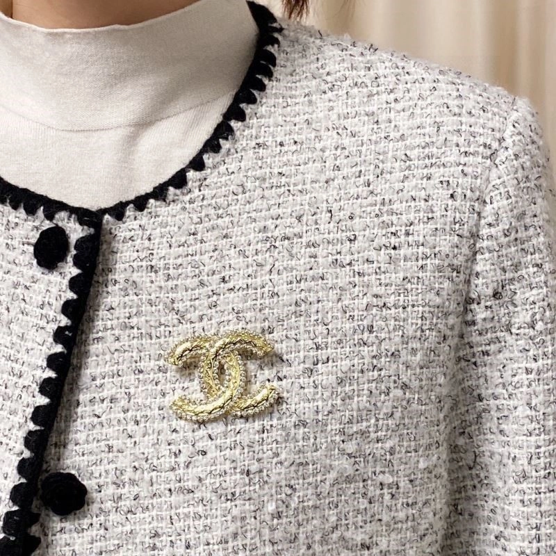 Refined Chanel Brooches 225639