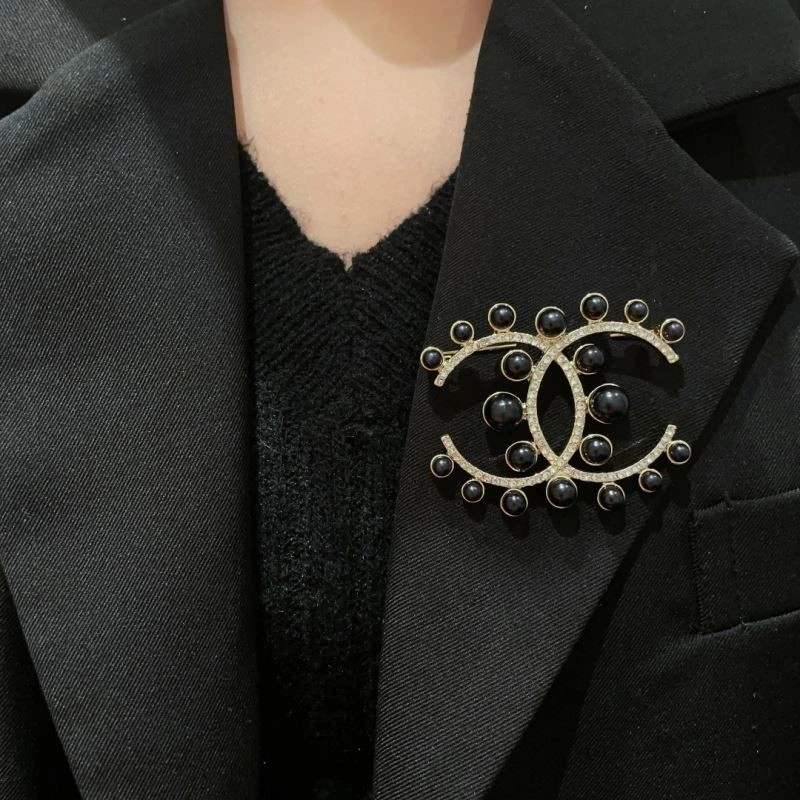 Supportive Chanel Brooches 225595