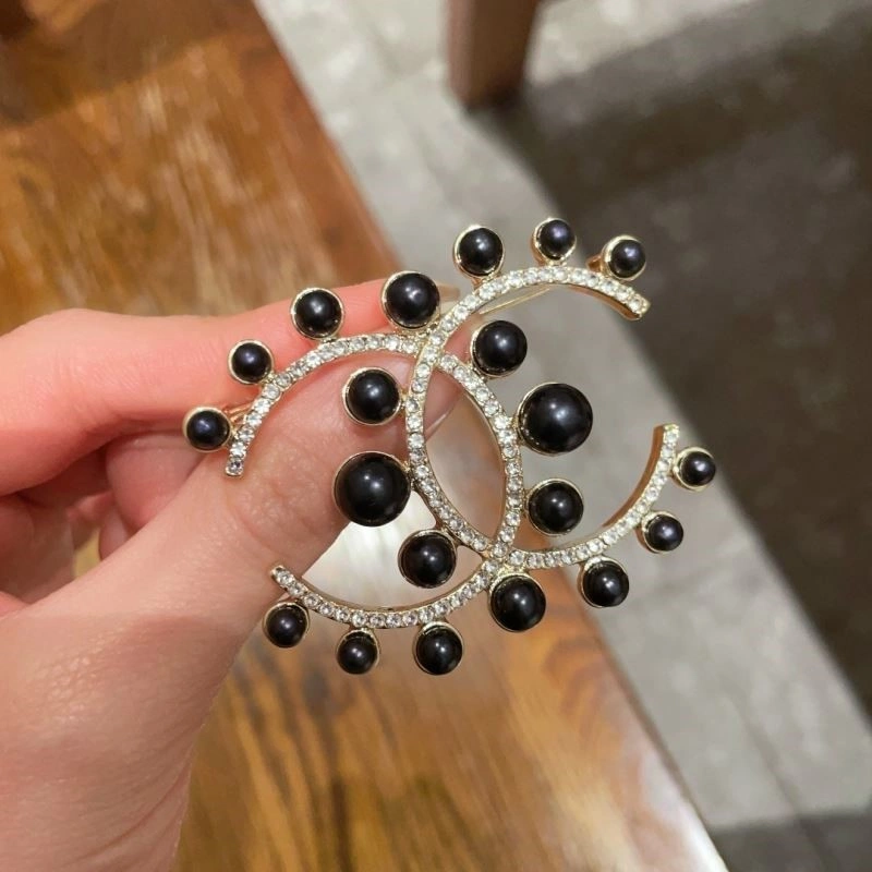 Supportive Chanel Brooches 225595