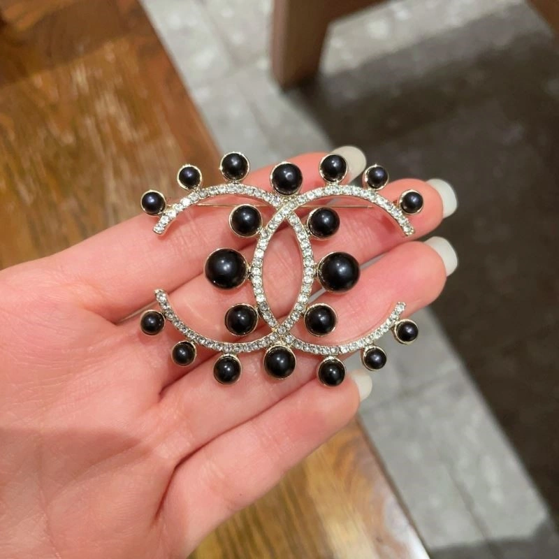 Supportive Chanel Brooches 225595