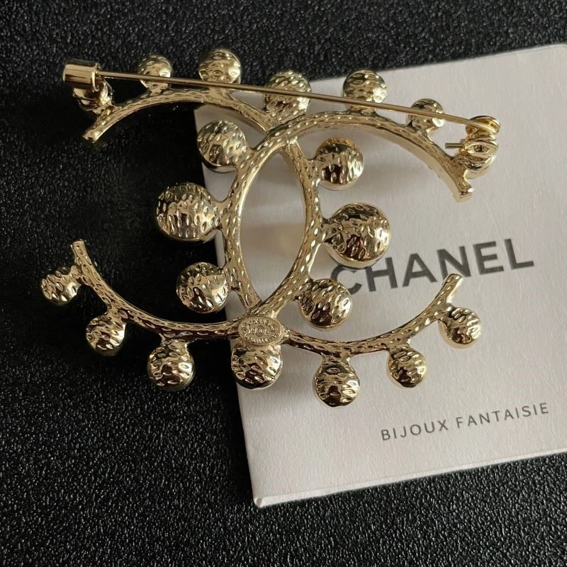 Supportive Chanel Brooches 225595