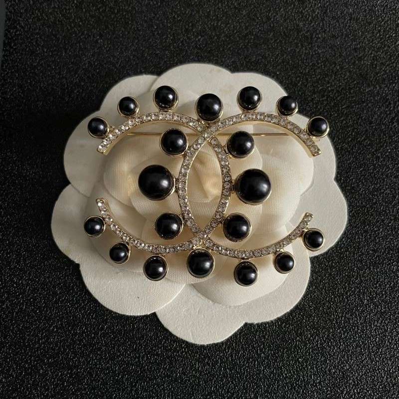 Supportive Chanel Brooches 225595